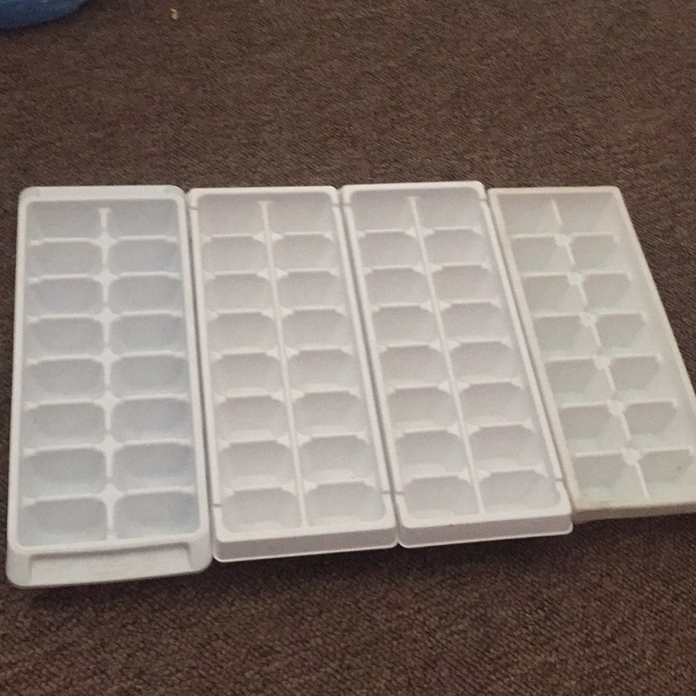 4 Ice trays